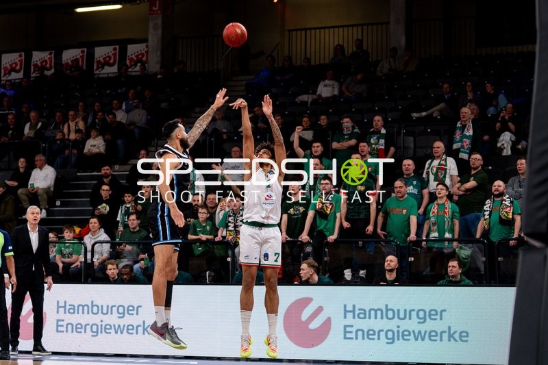 Spielaktion mit Kadre Gray (25; Slask Wroclaw) und Blazej Kulikowski (3; Slask Wroclaw)