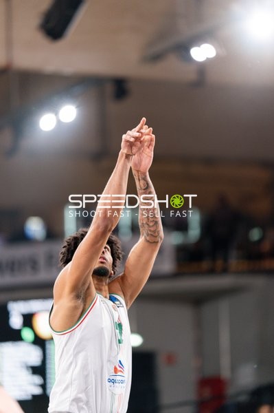 13; Slask Wroclaw mit Wurfbewegung