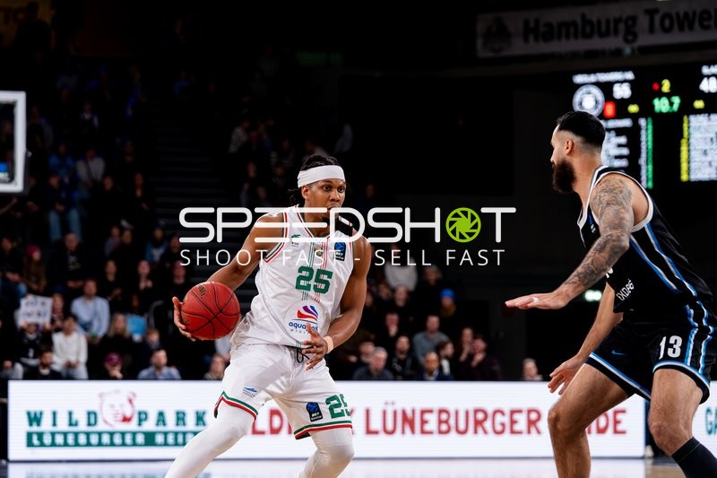Kadre Gray (25; Slask Wroclaw) gegen Martin Breunig (13; Veolia Towers Hamburg) in Aktion