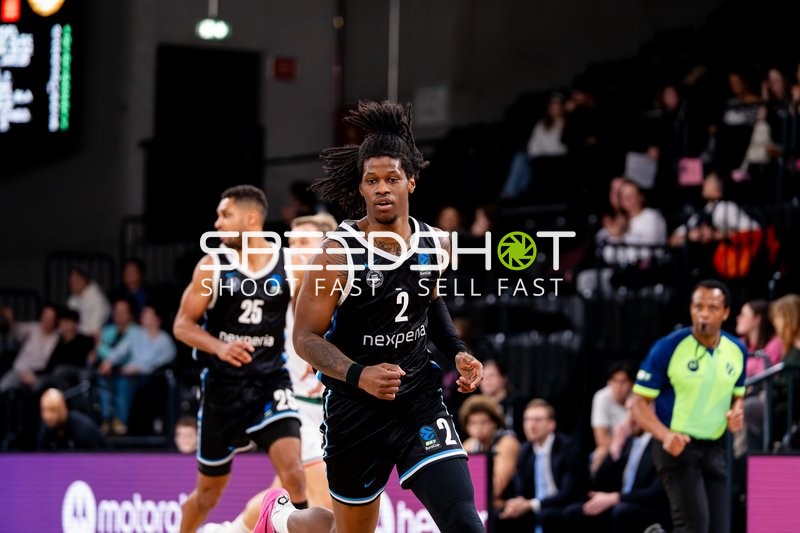 Leonard Thorpe Jr. (2; Veolia Towers Hamburg) und Kenneth Ogbe (25; Veolia Towers Hamburg) in Aktion