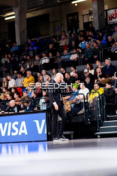 Trainer am Spielfeldrand in Aktion