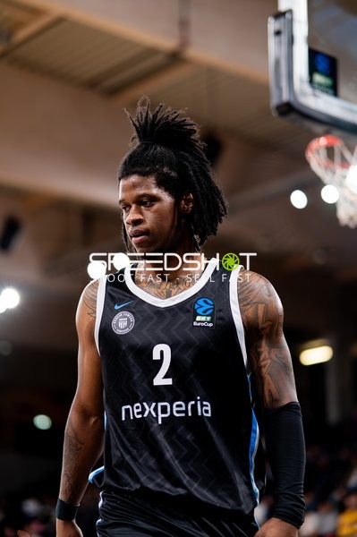 Leonard Thorpe Jr. (2; Veolia Towers Hamburg) in Aktion