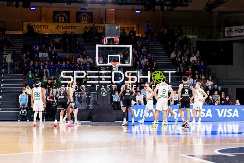 Spielaktion mit Kenneth Ogbe (25; Veolia Towers Hamburg) und Aleksander Wisniewski (2; Slask Wroclaw)