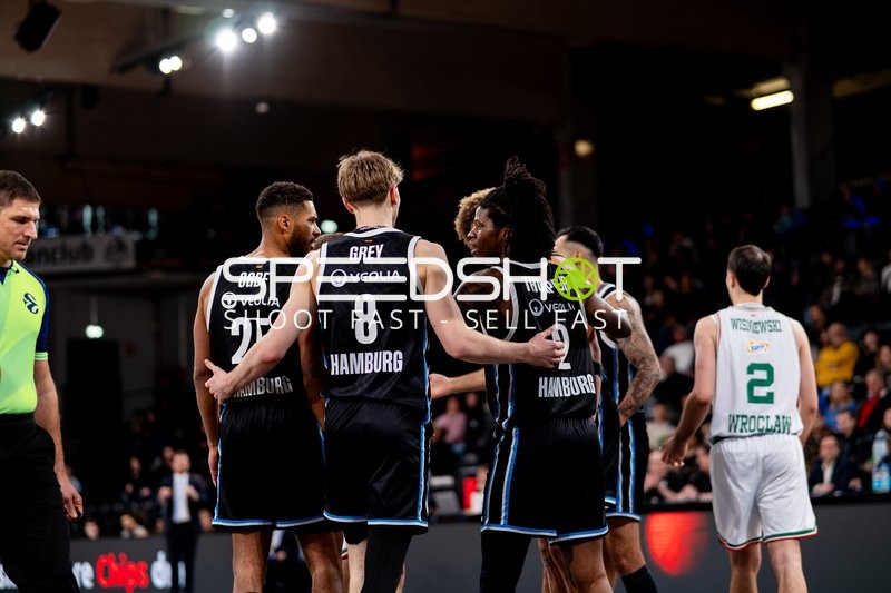 Jared Grey (8; Veolia Towers Hamburg) und Leonard Thorpe Jr. (2; Veolia Towers Hamburg) in Aktion