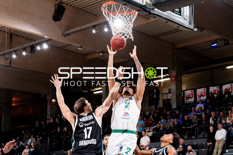 Spielaktion mit Jakub Urbaniak (7; Slask Wroclaw) und Jan Niklas Wimberg (17; Veolia Towers Hamburg)