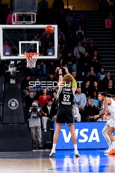 Spielaktion mit Zacharie Perrin (52; Veolia Towers Hamburg)