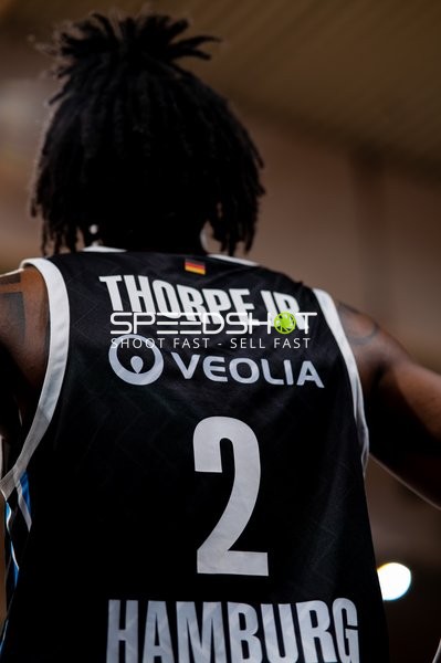 Basketball-Szene mit Leonard Thorpe Jr. (2; Veolia Towers Hamburg)