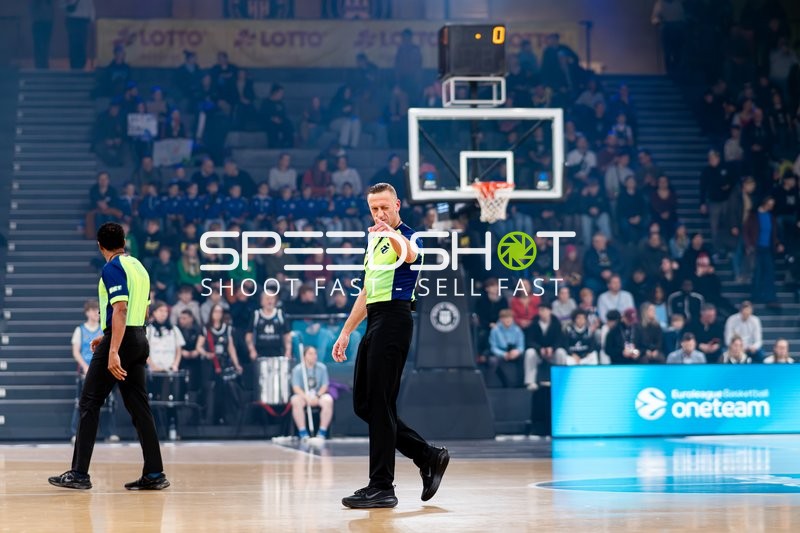 Schiedsrichter auf dem Spielfeld