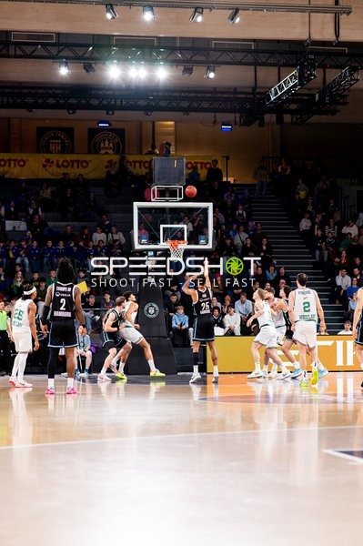 Spielaktion mit Kenneth Ogbe (25; Veolia Towers Hamburg)