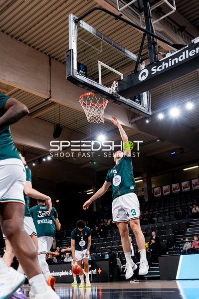 Osaro Jurgen Rich (3; Veolia Towers Hamburg) in Aktion