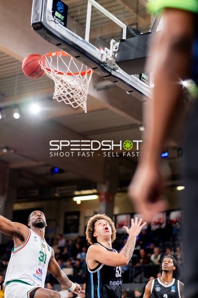 Zacharie Perrin (52; Veolia Towers Hamburg) und Kenneth Ogbe (25; Veolia Towers Hamburg) in Aktion am Korb
