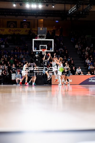 Devon Daniels (21; Veolia Towers Hamburg) mit Wurf am Korb