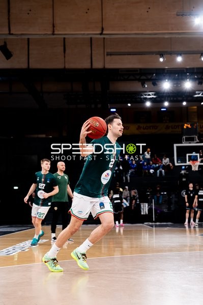 Aleksander Wisniewski (2; Slask Wroclaw) mit Ball in Aktion