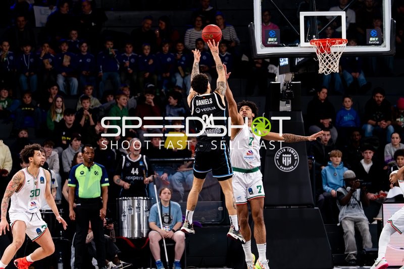 Devon Daniels (21; Veolia Towers Hamburg) mit Wurf