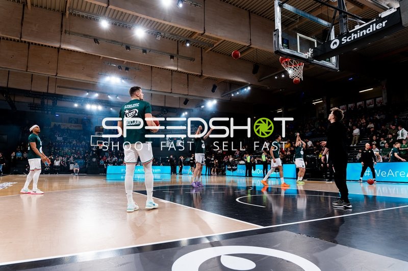 Spielaktion mit Maksymilian Leniec (4; Slask Wroclaw) und Teamkollegen