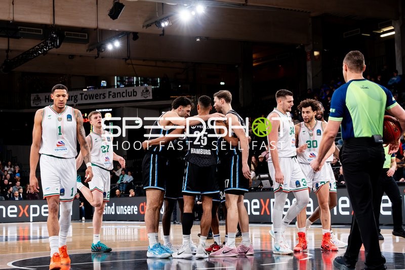 Spielaktion mit Angel Nunez (1; Slask Wroclaw) und Kenneth Ogbe (25; Veolia Towers Hamburg)