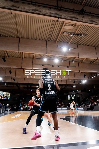 Jared Grey (8; Veolia Towers Hamburg) mit Ball gegen Leonard Thorpe Jr. (2; Veolia Towers Hamburg)