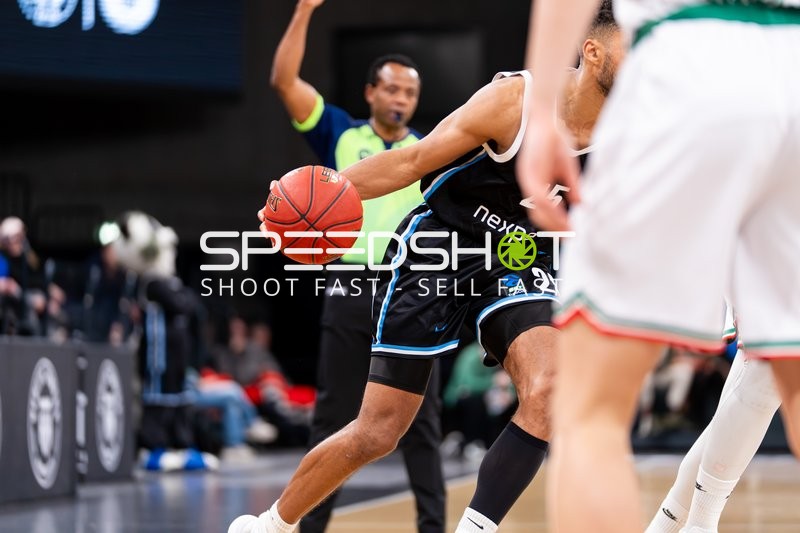 Aleksander Wisniewski (2; Slask Wroclaw) mit Ball in Aktion