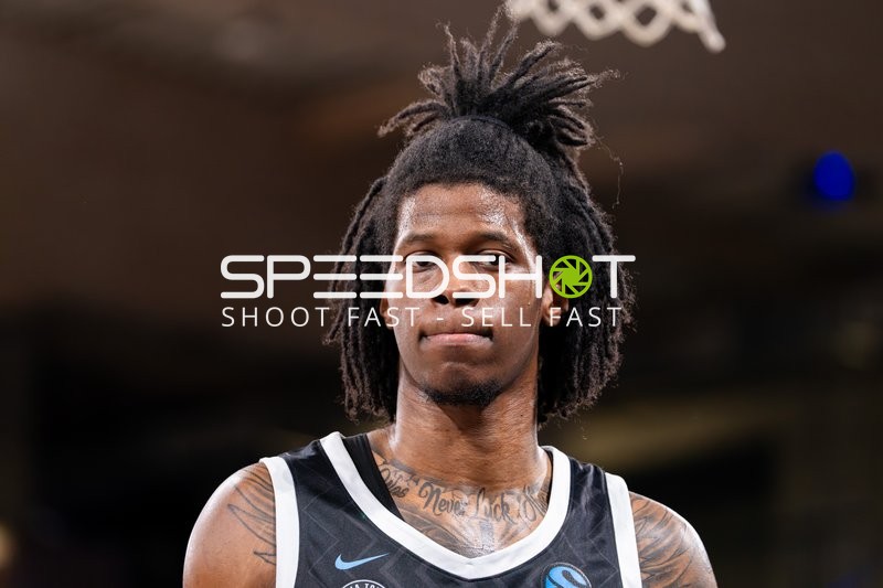 Leonard Thorpe Jr. (2; Veolia Towers Hamburg) in Aktion