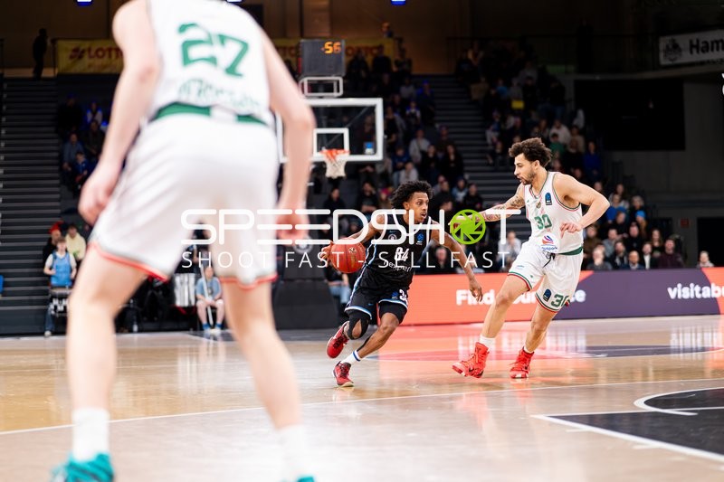 Ross Williams (34; Veolia Towers Hamburg) und Issuf Sanon (30; Slask Wroclaw) in Aktion