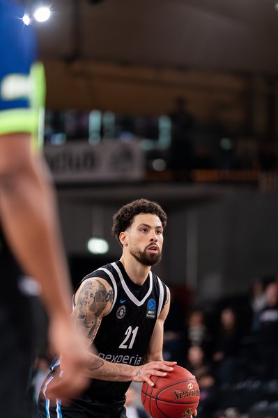 Devon Daniels (21; Veolia Towers Hamburg) mit Ball in Aktion