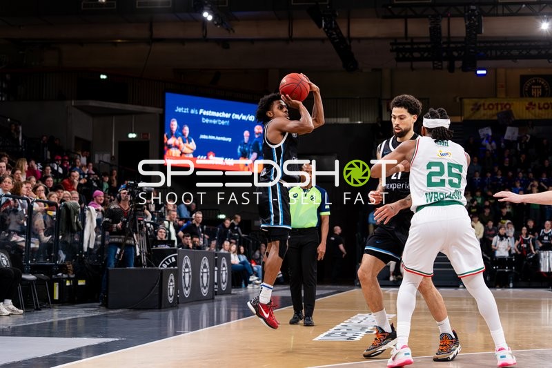 Spielaktion mit Kadre Gray (25; Slask Wroclaw)