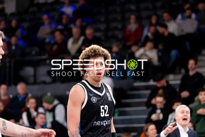 Zacharie Perrin (52; Veolia Towers Hamburg) und Ainars Bagatskis (999; Slask Wroclaw) in der Inselpark Arena