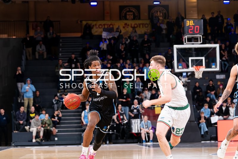 Leonard Thorpe Jr. (2; Veolia Towers Hamburg) mit Ball gegen Aleksander Wisniewski (2; Slask Wroclaw)