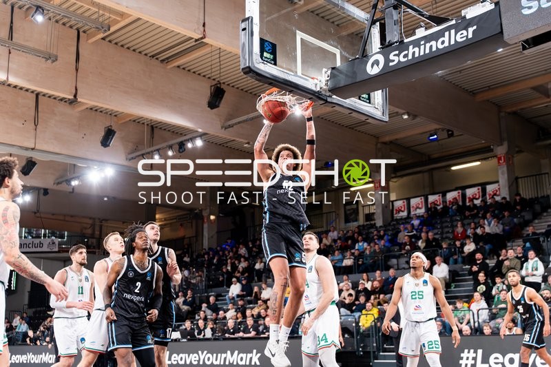 Zacharie Perrin (52; Veolia Towers Hamburg) beim Wurf am Korb