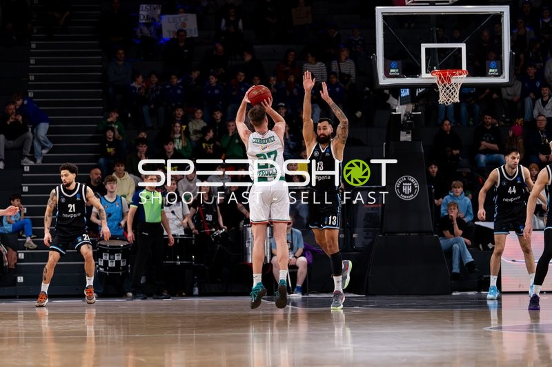 Spielaktion mit Martin Breunig (13; Veolia Towers Hamburg) und Blazej Czerniewicz (27; Slask Wroclaw)