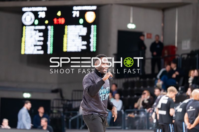 Basketball-Szene mit Ansprache