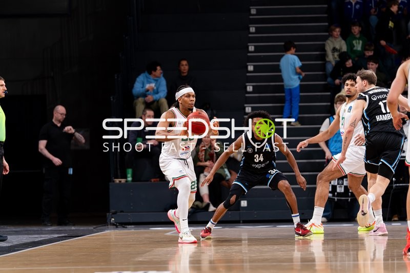 Spielaktion mit Devon Daniels (21; Veolia Towers Hamburg) und Kadre Gray (25; Slask Wroclaw)