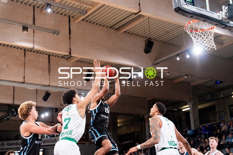 Kenneth Ogbe (25; Veolia Towers Hamburg) mit Wurfversuch