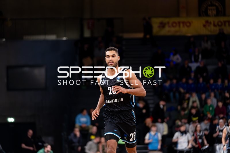 Kenneth Ogbe (25; Veolia Towers Hamburg) in Aktion