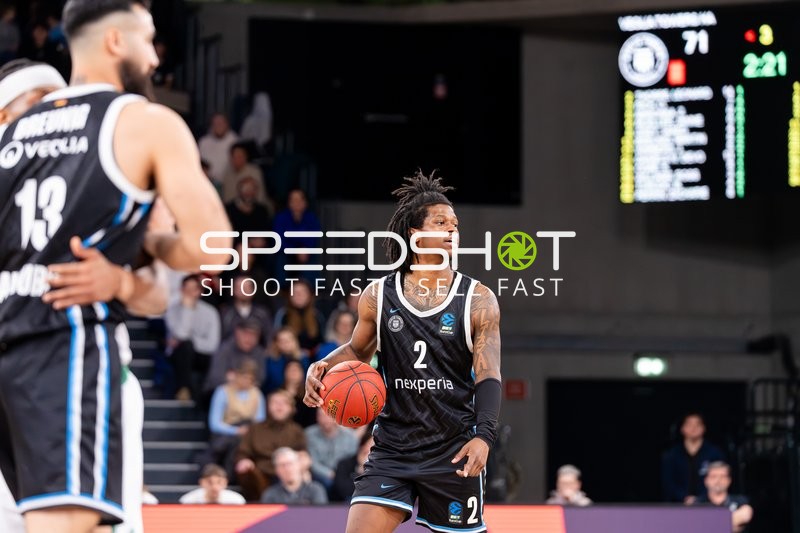 Leonard Thorpe Jr. (2; Veolia Towers Hamburg) mit Ball in Aktion