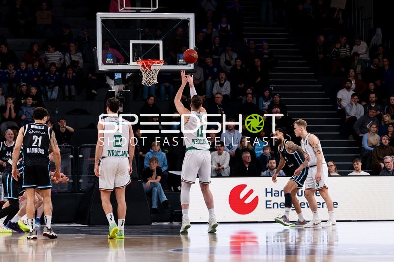 Spielaktion mit Aleksander Wisniewski (2; Slask Wroclaw) und Martin Breunig (13; Veolia Towers Hamburg)