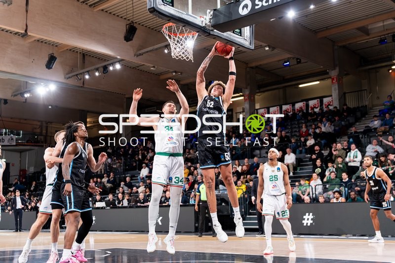 Zacharie Perrin (52; Veolia Towers Hamburg) mit Wurf unter dem Korb