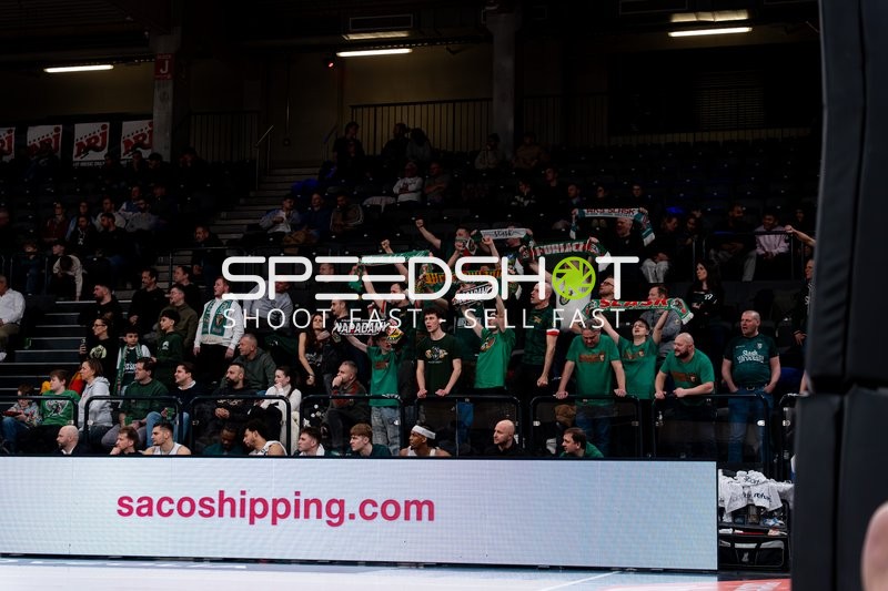 Szene mit Stefan Dordevic (34; Slask Wroclaw), Kadre Gray (25; Slask Wroclaw) und Tymoteusz Sternicki (22; Slask Wroclaw)