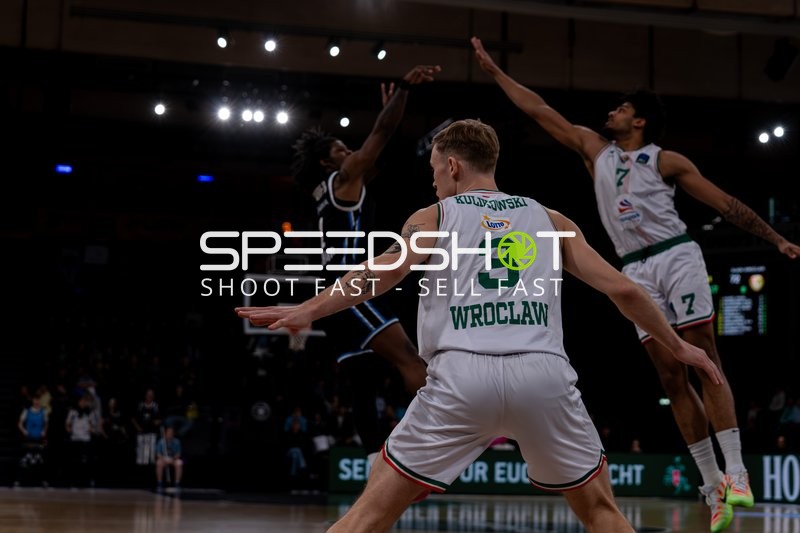 Spielaktion mit Blazej Kulikowski (3; Slask Wroclaw) und 1; Veolia Towers Hamburg