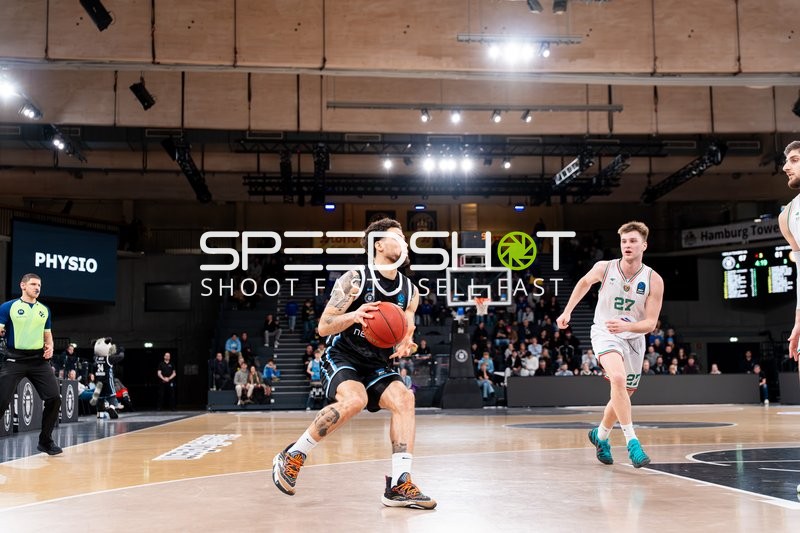 Devon Daniels (21; Veolia Towers Hamburg) mit Ball in Aktion