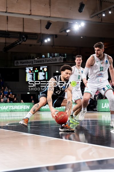 Spielaktion mit Devon Daniels (21; Veolia Towers Hamburg) und Ajdin Penava (11; Slask Wroclaw)