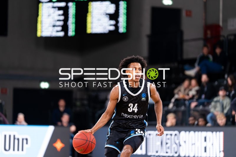 Ross Williams (34; Veolia Towers Hamburg) mit Ball in Aktion