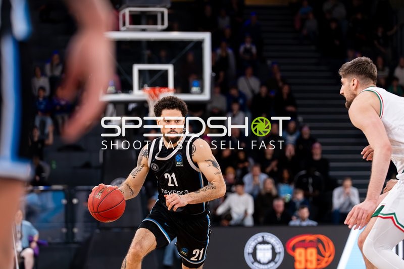 Devon Daniels (21; Veolia Towers Hamburg) mit Ball gegen Ajdin Penava (11; Slask Wroclaw)