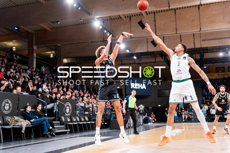 Angel Nunez (1; Slask Wroclaw) und Devon Daniels (21; Veolia Towers Hamburg) in Aktion