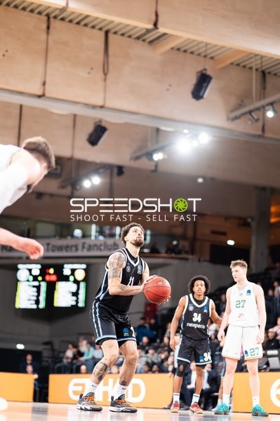 Spielaktion mit Devon Daniels (21; Veolia Towers Hamburg) und Teamkollegen