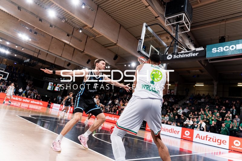 Spielaktion mit Jan Niklas Wimberg (17; Veolia Towers Hamburg) und Angel Nunez (1; Slask Wroclaw)