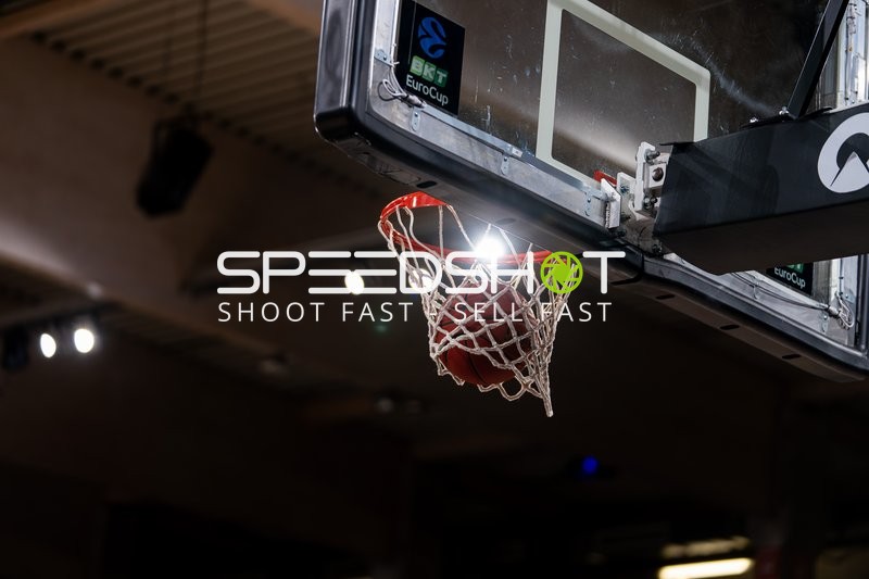 Basketballkorb mit Ball im Netz