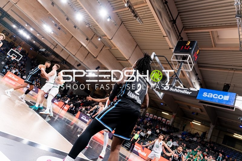 Spielaktion mit Leonard Thorpe Jr. (2; Veolia Towers Hamburg)