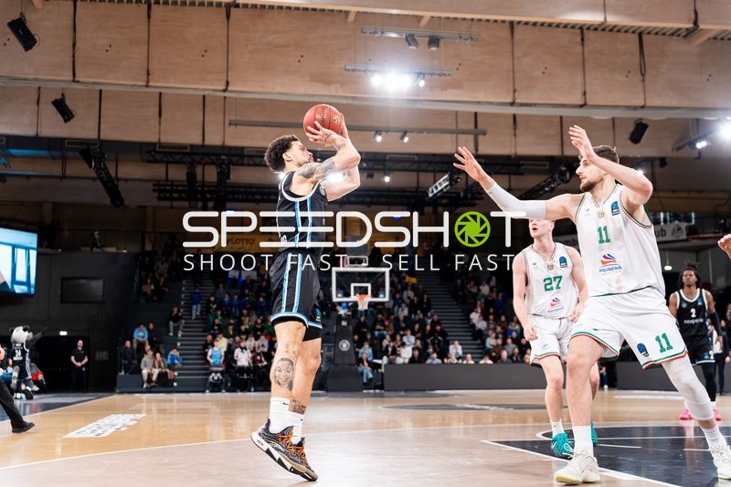 Leonard Thorpe Jr. (2; Veolia Towers Hamburg) mit Wurf gegen Ajdin Penava (11; Slask Wroclaw) und Blazej Czerniewicz (27; Slask Wroclaw)