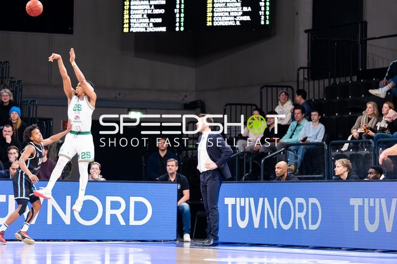 Spielaktion mit Kenneth Ogbe (25; Veolia Towers Hamburg)